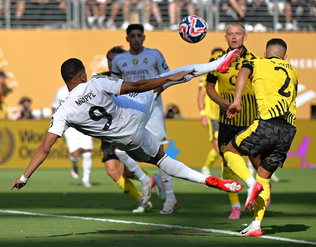 世体:皇马近4场比赛只进1球 进攻表现令人担忧 世体:皇马近4场比赛只进1球 进攻表现令人担忧